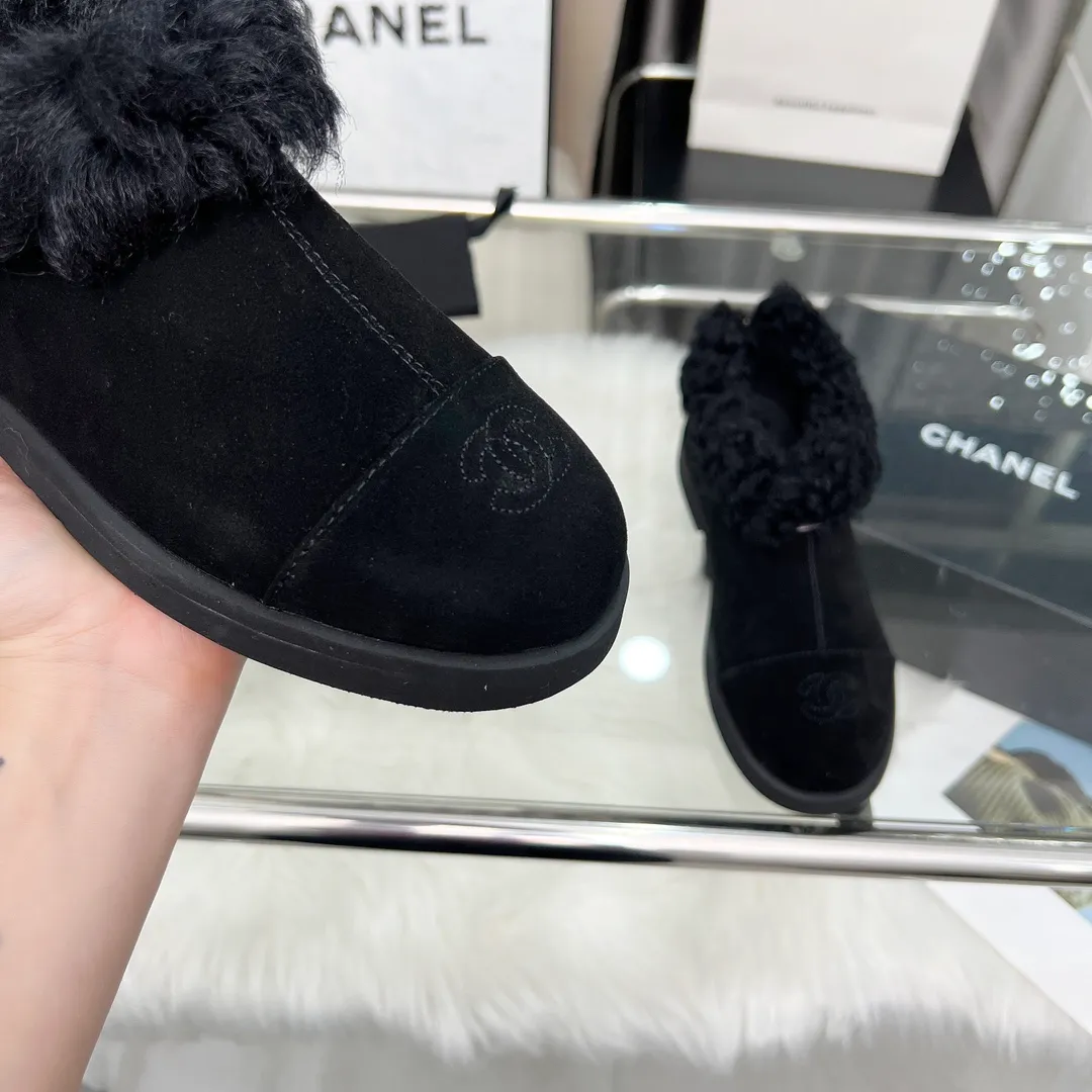 👟👟Ex-factory price 540👟👟 High version of Chanel CHANEL, 🌞🌞🌞Xiaoxiang’s latest 2025 autumn and winter short boots, a must-have item for this autumn and winter season! ! Ms. Chanel loves simple yet irresistible combinations to show her unique style. Mix and match freely to shine⚡Follow Grandma’s fashion steps! ! ! The top-notch craftsmanship and texture are perfectly presented. No matter any details, you can compare them with the counters. The best quality products can be entered and exited from the counters at will! ! ❶Material: imported cowhide/cow suede/wool ❷Lining: sheepskin lining ❸Feet: sheepskin ❹Outsole: original molded sole ❺Heel height: 3cm ❻Number of yards: 35-40 (40 and 41 are customized and non-refundable)